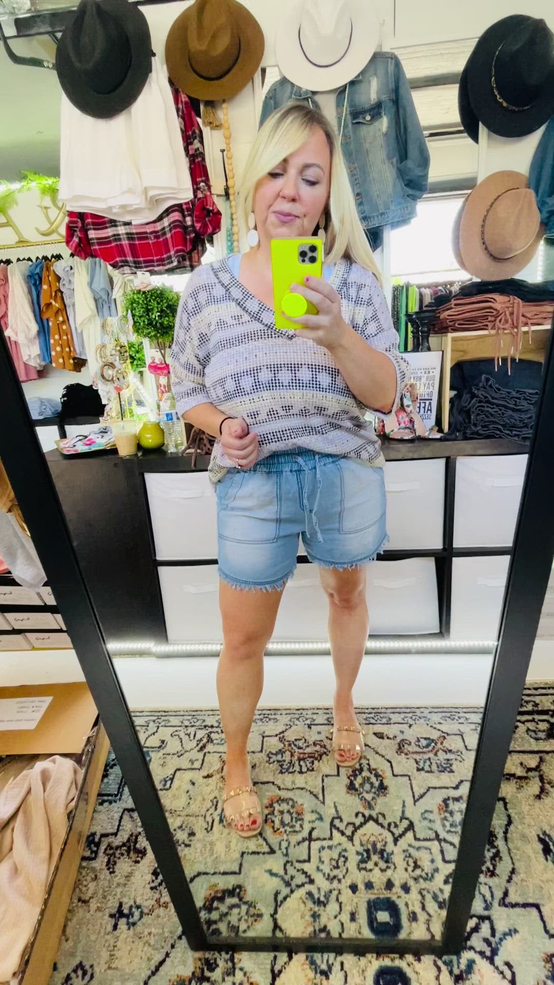 Load and play video in Gallery viewer, JACQUARD PRINT SHORT SLEEVE

